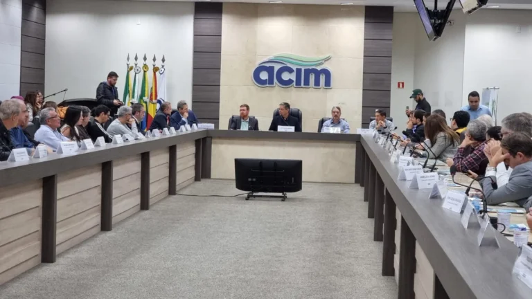 Assinatura do decreto nº 1064/2025 sobre licenciamento ambiental na ACIM