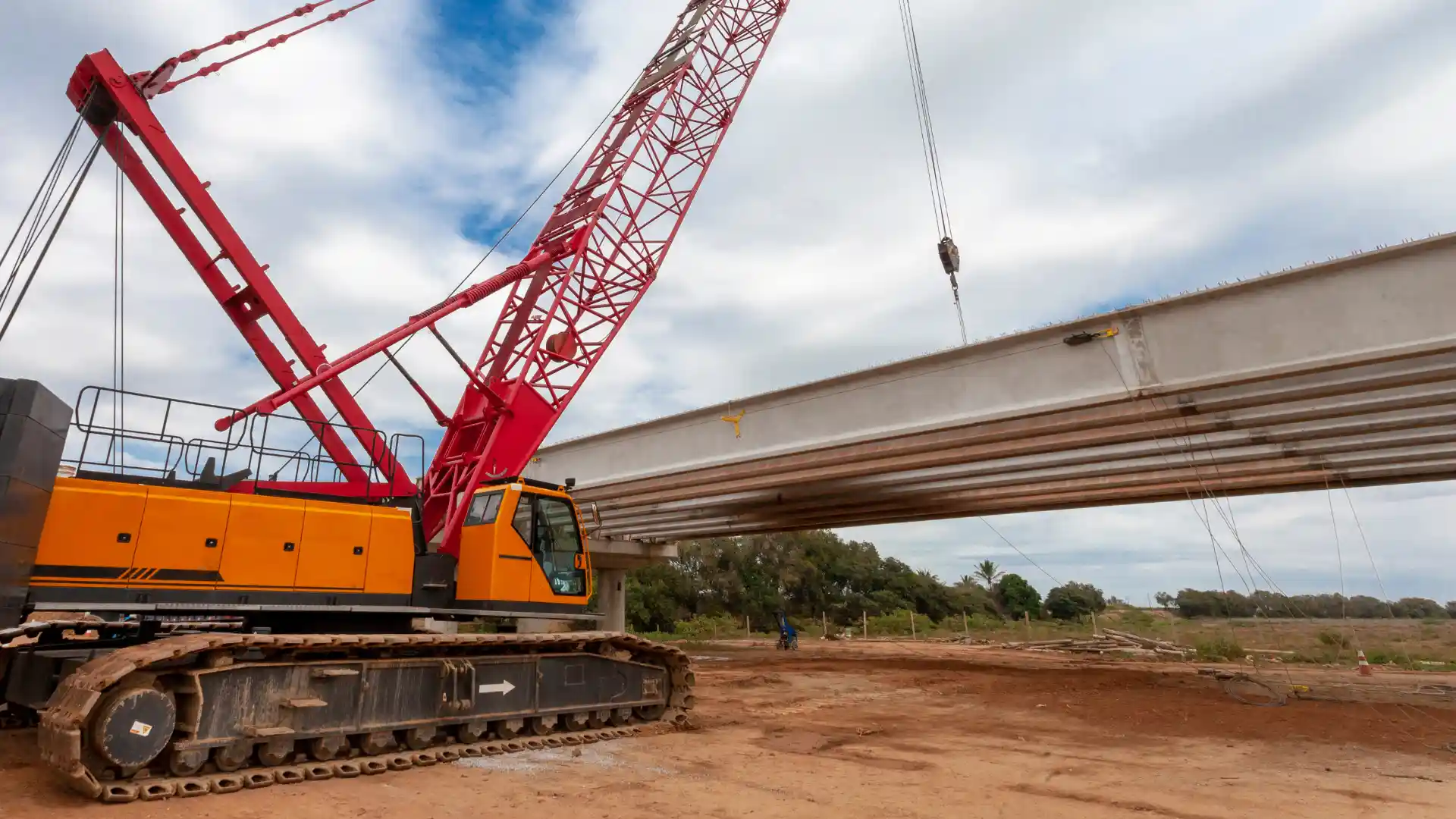Caminhão Jib de construção de pontes trabalhando em infraestrutura de transporte com céu azul ao fundo