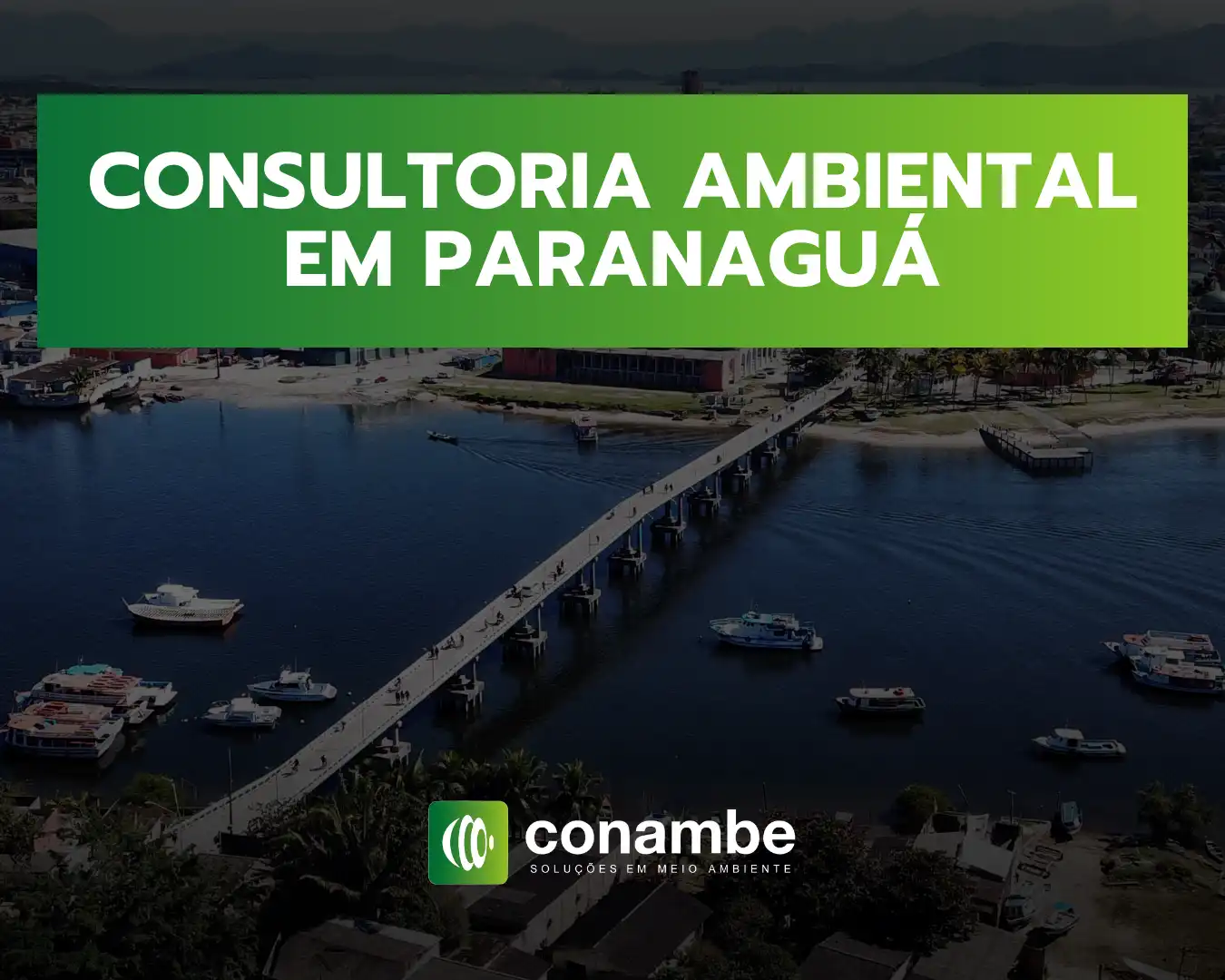 Imagem aérea de uma ponte ligando áreas urbanas de Paranaguá, com barcos no mar ao redor. Destaque para a consultoria ambiental em Paranaguá.