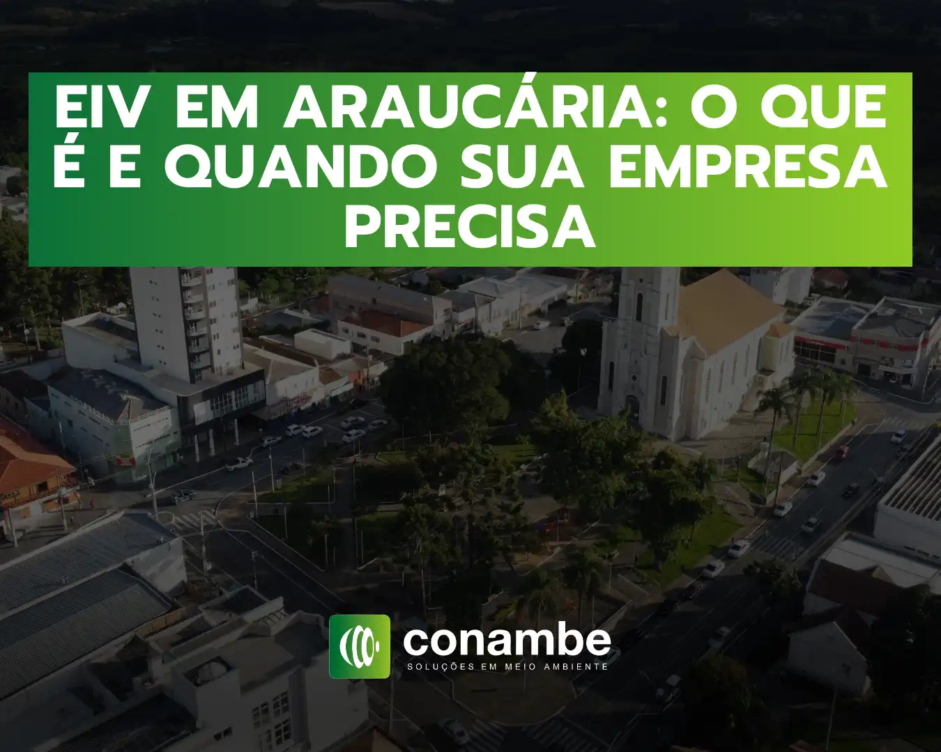 Imagem aérea de Araucária mostrando uma praça com árvores, edifícios ao redor e uma igreja branca, destacando a importância do EIV para empresas locais.