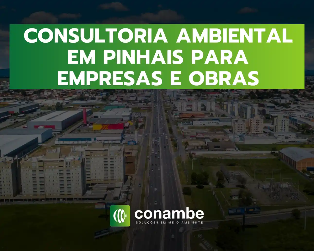 Imagem com visão aérea de uma cidade ao entardecer, com faixa de texto em destaque “CONSULTORIA AMBIENTAL EM PINHAS PARA EMPRESAS E OBRAS” e logotipo “conambe”.